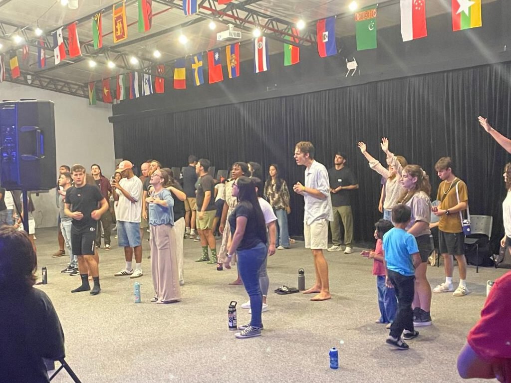 groep jongeren die God aanbidden
