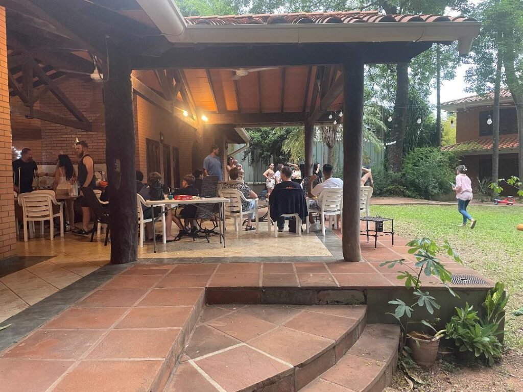 groep jongeren zitten onder afdak bij barbeque