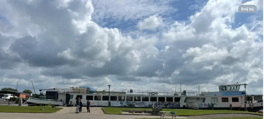 conferentie boot liggend aan de kade