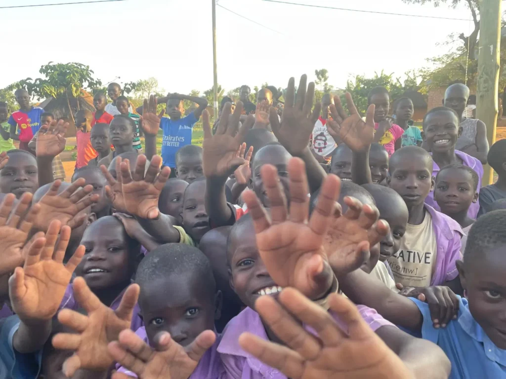 groep kinderen met uitgestrekte handen